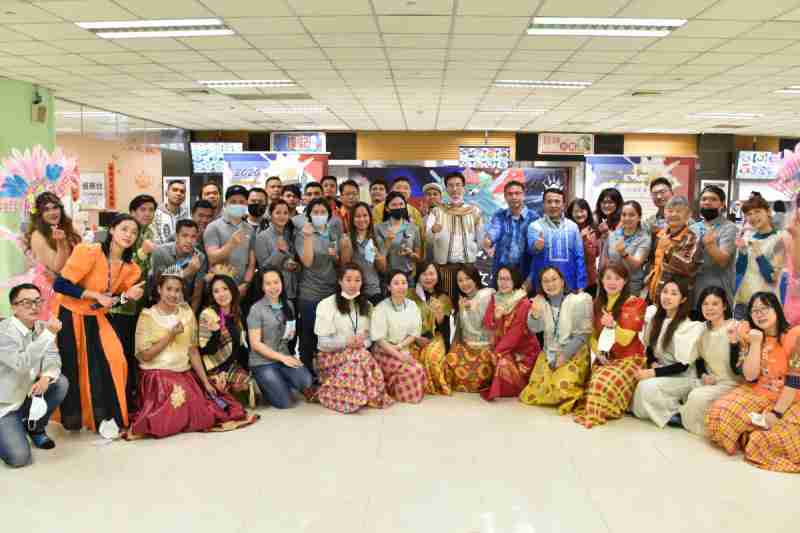 友達推動「安心、、、、創新、、、用心、、、、同心、、、、盡心」五星職旅，，，，為菲籍員工打造全方位照護，，，，首度贏得「人權實踐與發展領袖獎」殊榮