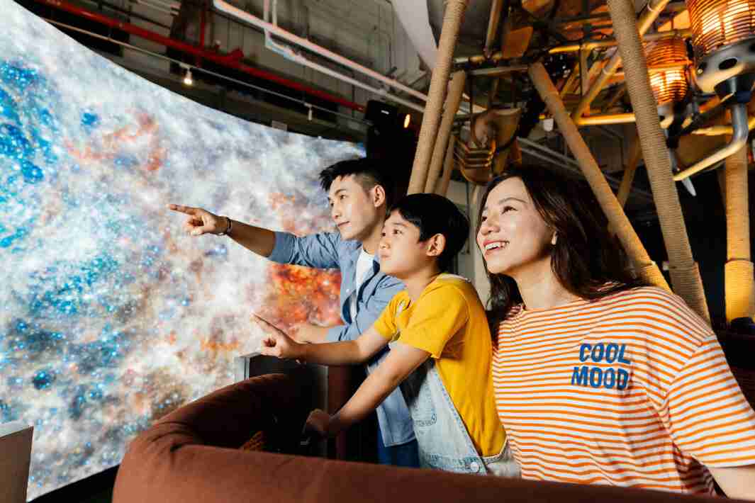 MG电玩打造全台最大宽6公尺、、、、高4公尺、、唯一搭载LED弧形拼接显示屏的动感飞行船，，让乘客驻足在热气球上，，享受身历其境的伪出国旅游乐趣