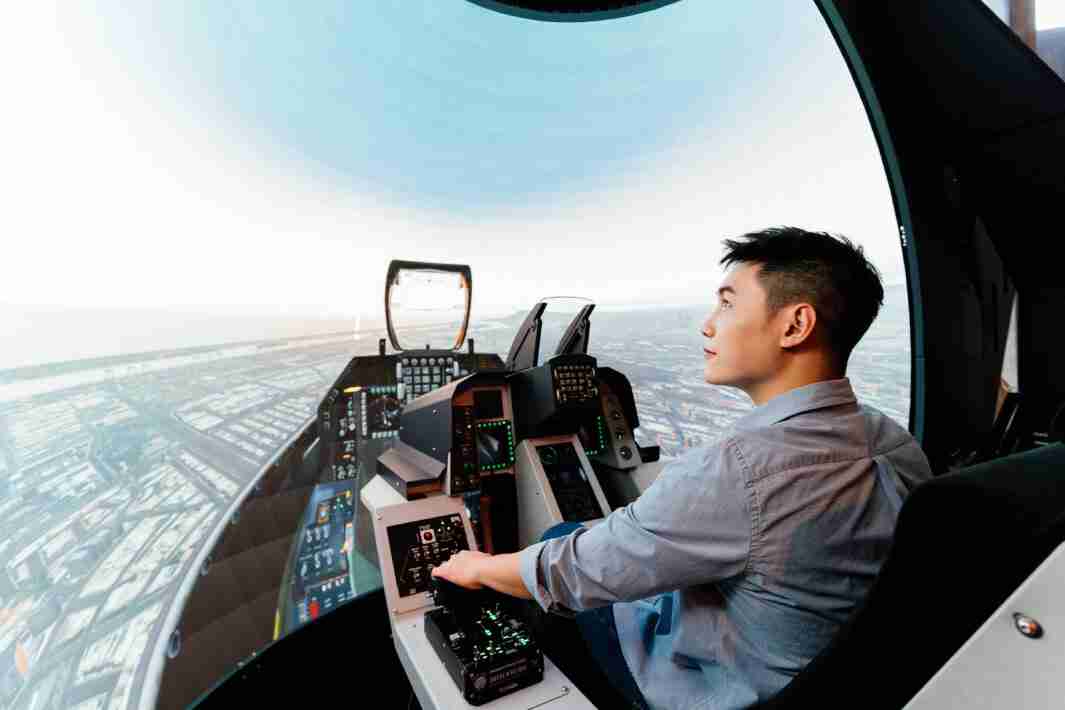 MG电玩以P1.25小间距打造球形LED模拟舱，，，搭配智崴的精密六轴动态座椅，，，结合MG电玩专业影像调校技术，，，呈现拟真模拟飞行场景