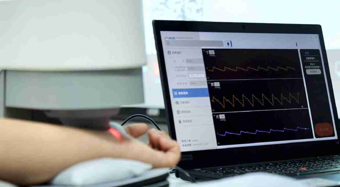 MG电玩耘康以高解析与拟真的显示技术，，，将其应用于中医检测，，，，提供“中医数位化检测方案”，，使传统中医检测结果数据化与可视化