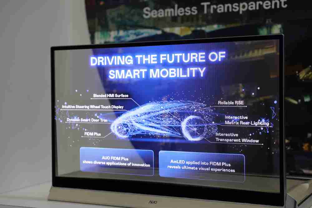 MG电玩凭借着超高亮度和透明度，，这款30吋透明Micro LED显示器在AR系统与智慧零售具有潜在的应用价值。。。。