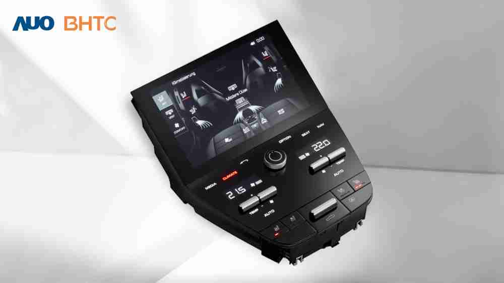 作為友達新生力軍，，，，BHTC所展示的中央與後座鞍部的Display HMI產品，，，可處理多區恆溫控制、、、、顯示畫面，，，，呈現仿真3D車室分區；以力傳感技術精準傳遞觸感，，，並結合音量及震動反饋，，防止意外啟動，，，提供使用者自然流暢、、直觀且輕鬆駕馭的舒適介面
