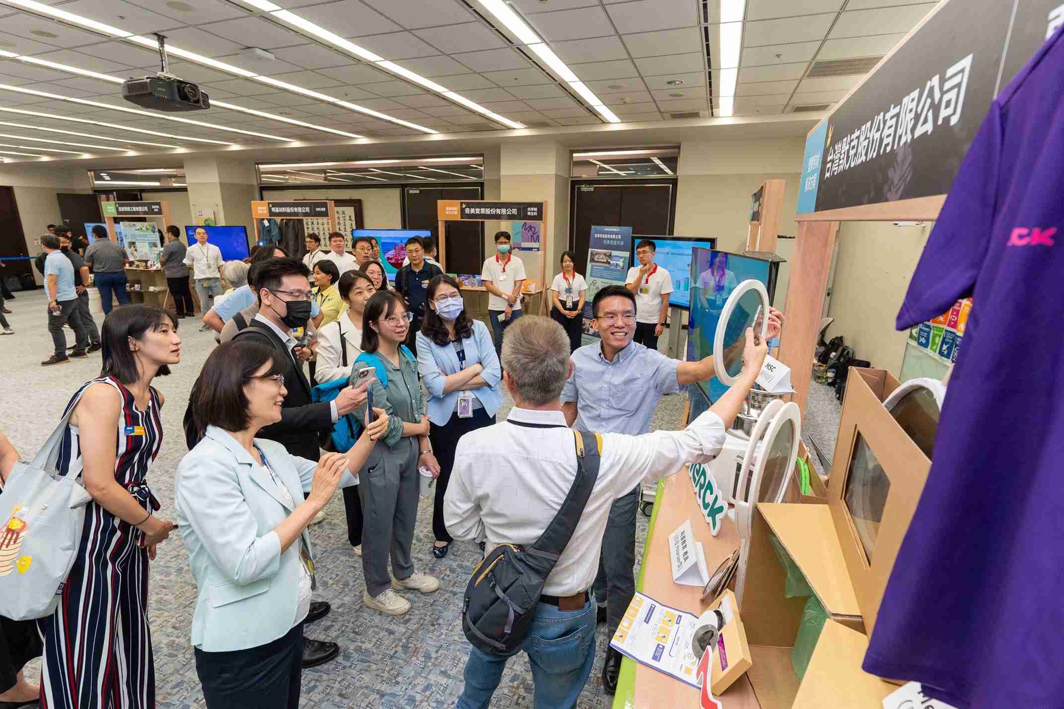 MG电玩连手产业伙伴策划首届生态圈联展，，，，展示如何将废塑料循环再利用，，，创新解决方案包括：塑料包材再生与循环使用、、、再生塑料研发及应用、、、废塑料回收再生技术、、减塑生活提案等