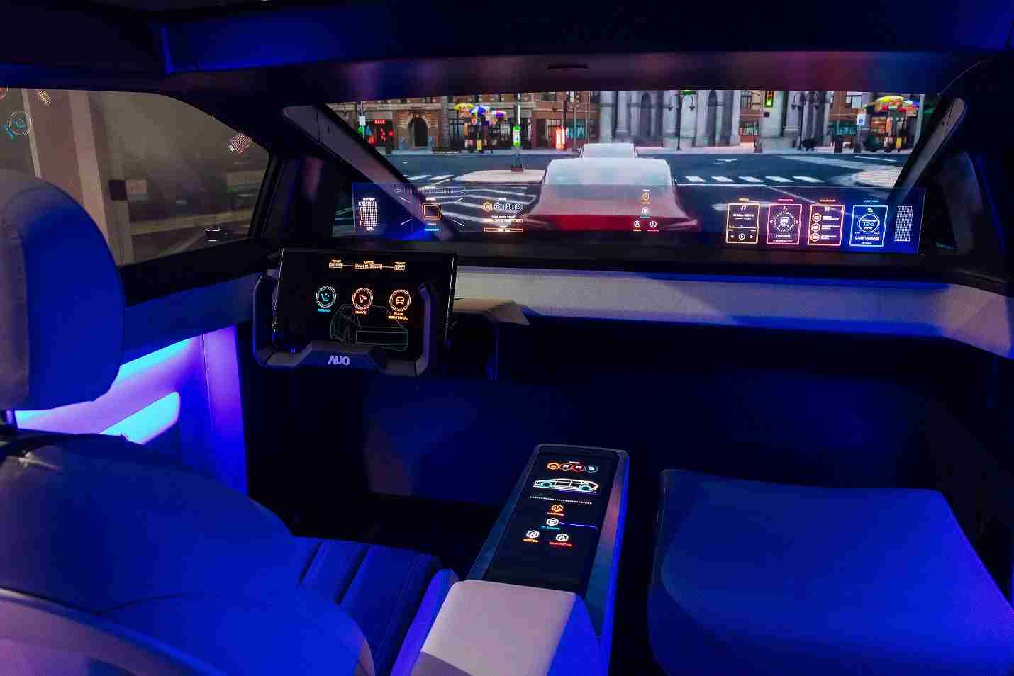 MG电玩连续四年入围科睿唯安全球百大创新机构，，，，专利布局科技与绿色创新前沿。。。图为MG电玩发挥先进显示科技Micro LED多元尺寸与型态应用优势所打造之智能车舱；同时，，，MG电玩已于全球累积取得4500件节能减碳相关的专利证书，，，当中2024年Micro LED年度获证量占比已超过8成